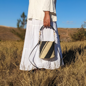 Sac à bandoulière pour femme en raphia tressé à rayures, style bohème, été, avec décoration de perles, usage quotidien, ANA Madagascar - Product Image 1