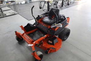 Tondeuse autoportée Bad Boy MZ Magnum 5400 à moteur essence monocylindre, plateau orange, pour jardin - Product Image 3
