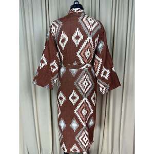 เสื้อคลุมคาร์ดิแกนลายเพชรสำหรับผู้หญิง ผสมขนจามรี สีน้ำตาล นุ่มสบาย มีกระเป๋า เหมาะสำหรับใส่ในบ้านช่วงฤดูหนาว ดีไซน์โรแมนติกและมีเอกลักษณ์เฉพาะตัว ผลิตตามแบบ ODM - Product Image 3
