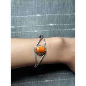 Bracelet manchette tendance en argent sterling et coquille d'ormeau épineux, fait main par des artisans Navajo - Product Image 4