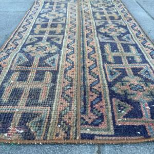 Alfombra Turca Vintage de 1.7x3.6 pies, Alfombra Pequeña, Alfombra Azul con Diseño de Patchwork - Product Image 5