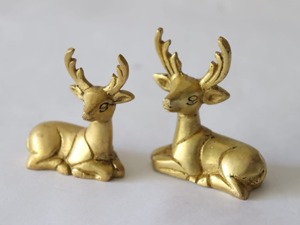 Ensemble de statues de rennes dorés, aspect laiton décoratif, paire de cerfs assis pour le centre de table du salon ou à offrir en cadeau - Product Image 4