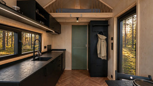 Mini-maison à deux chambres sur roues avec lave-vaisselle, idéale pour les familles qui se retrouvent à la recherche d'un logement plus compact, avec un intérieur chaleureux. - Product Image 6