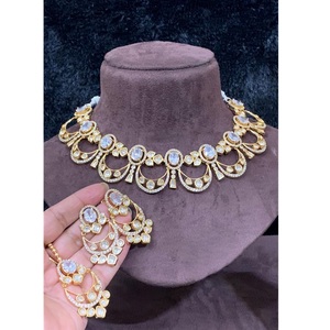 Ensemble Kundan de luxe élégant plaqué or pour femmes collier Polki classique avec boucles d'oreilles bijoux de mariage de créateur - Product Image 1