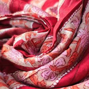 Tissu en voile de coton imprimé à la main Sanganeri, motif floral rouge, respirant, pour ameublement - Product Image 3