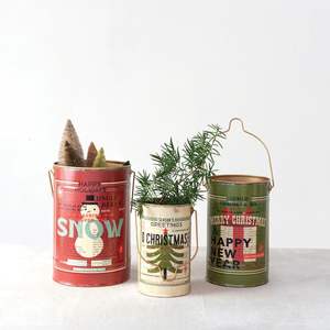 Cubo de Navidad de metal pintado con motivo de Reno y Papá Noel, ideal para arreglos decorativos durante la celebración de fiestas navideñas - Product Image 4