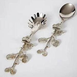 Ensemble de couverts de service à salade en acier inoxydable avec poignée de conception de brindille de fleur avec feuille pour mariage - Product Image 4