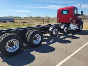 Camión Kenworth H T880 2023 de Servicio Pesado y Alta Resistencia, Cabina y Chasis, Camión de Transporte Diésel de Larga Distancia y Eficiente en Consumo de Combustible - Product Image 4