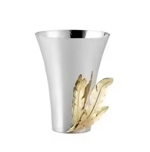 H.M.A Artisanat Vase de table Contemporain Coastal Golden Detailing Vase à fleurs en fer fait à la main pour les mariages - Product Image 4