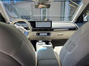 Genesis GV60 2024 Estándar, Auto Eléctrico con Tracción Delantera, Autonomía NEDC de 501-600 km, Motor de 300 kW, Batería de 90-110 kWh, Origen EE. UU. - Product Image 4