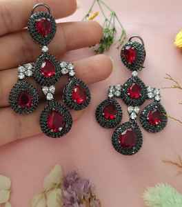 Boucles d'oreilles en CZ de qualité supérieure, beau design tendance, aspect luxueux, idéal pour les soirées, complète les tenues occidentales et ethniques - Product Image 3