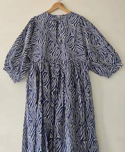 Robe mi-longue décontractée à imprimé bloc avec col en V et fermeture à ficelle Taille naturelle Écologique 100% coton pour l'été - Product Image 3