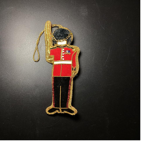 Adornos navideños bordados a mano Zardozi con cuentas en forma de insecto rojo hechos a medida para colgar en el árbol de Navidad - Product Image 2