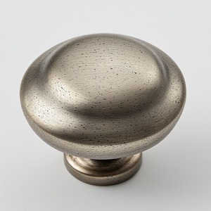 Poignée de porte antique en bronze victorien avec des conceptions du vieux monde offrant une grandeur de force et une sophistication royale. - Product Image 6