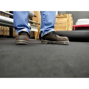 Rollo absorbente caminable reforzado Carvel 81x4600cm para líquidos industriales, 240lt - Product Image 3