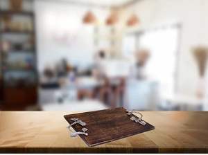 Bandeja de Madera para Servir con Asas de Metal, Diseño Tallado a Mano de Estilo Moderno, Apta para Lavavajillas, Sostenible para Uso en Baños y Vajilla - Product Image 3