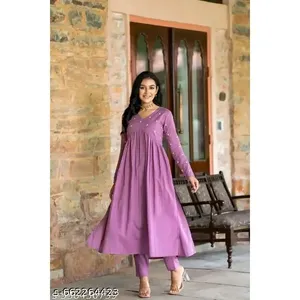 Elegante Vestido Anarkali de Rayón Jaipuri con Motivo Étnico/Sólido, Mangas Tres Cuartos/Largas para Uso Diario Femenino - Product Image 1
