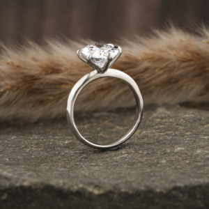 Anillo de compromiso con forma ovalada con ajuste solitario, diseño elegante, anillo clásico de lujo con diamante creado en laboratorio en anillo de oro macizo de 18 quilates - Product Image 3