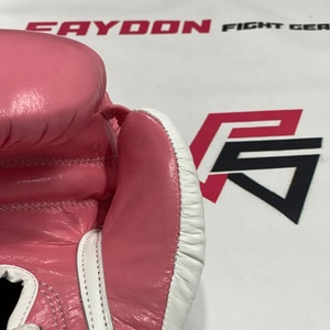 Ensemble de boxe professionnel personnalisé rose/blanc OEM ODM, tendance du moment, pour entraînement et sparring, comprenant casque de boxe, protège-guêtres et gants sur mesure - Product Image 6