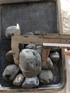 Galets noirs, 5 pièces, pierres sous forme de boule, décoration, d'aménagement paysager du Vietnam, vente en gros - Product Image 3