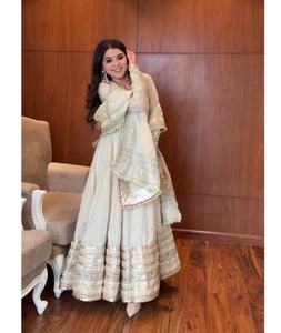 Dernières robes Anarkali pour femmes en chinon avec broderie, travail de séquence de codage, design pour les robes de mariage, vêtements indiens - Product Image 1