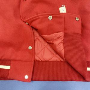Chaqueta universitaria personalizada OEM para hombre, forro polar rojo de alta calidad con mangas de cuero auténtico y parches de chenilla - Product Image 6
