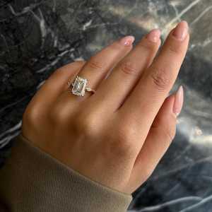 Bague de fiançailles sur mesure en or 14 carats avec diamants de laboratoire taillés en émeraude avec pavé de pierres latérales classiques certifiées IGI pour unisexe - Product Image 4