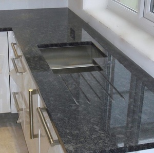 Dalle de granit poli moderne pour plan de travail, surface en pierre durable, granit gris acier avec des tons gris élégants, excellente durabilité - Product Image 4