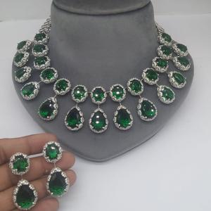 Ensemble de collier exclusif de meilleure qualité avec finition argentée et pierres CZ avec boucles d'oreilles pour la collection de vêtements de fête de mariage pour femmes - Product Image 1