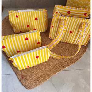 กระเป๋าถือขนาดเล็กน้ำหนักเบาสำหรับผู้หญิง กันน้ำ ตกแต่งพู่ห้อย ลายหัวใจ สีเหลืองซัมเมอร์ ชุดซิป 3 ชิ้น พร้อมกระเป๋าใส่ของใช้ในห้องน้ำ - Product Image 1