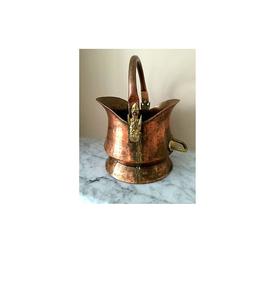 Cubo de carbón de cobre con forma de inspiración victoriana y asas superiores decorativas diseñadas para estufas de leña o chimeneas - Product Image 1