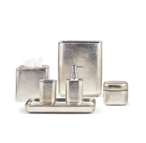 Juego de Baño de Metal de Estilo Moderno para un Baño Limpio y Elegante que Mejora la Apariencia del Espacio en General - Product Image 3