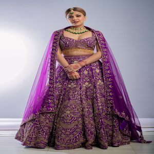 Lehenga Choli indien de créateur pour mariage avec de magnifiques broderies et un dupatta en tulle transparent |   Tenues de Mariée de Luxe pour les Cérémonies - Product Image 5