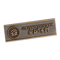 Plaques signalétiques élégantes en métal étiquettes en aluminium gravées de logo de marque d'impression unique personnalisées durables pour l'image de marque de meubles