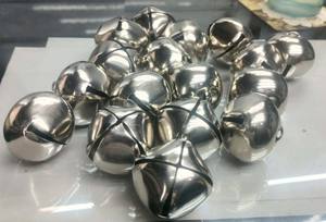 Campanas Decorativas Modernas de 45 mm para Árbol de Navidad, Escultura de Campanas de Navidad en Hierro Pulido Plateado para Fines Decorativos - Product Image 5