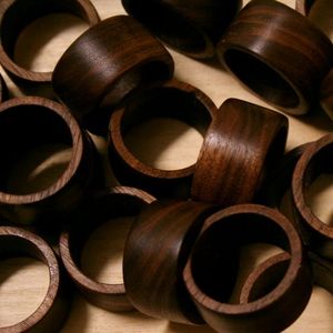 Servilletero de madera rústico hecho a mano para decoración de recepción de comedor de boda con acabado natural elegante ecológico - Product Image 2