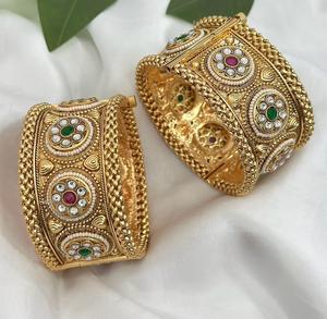 Ensemble de deux bracelets ouvrables en laiton plaqué or de qualité supérieure, sertis de moissanite, tendance, style traditionnel, collection mariage - Product Image 1