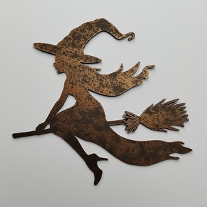 Elegante adorno de casa embrujada de lámina de hierro con acabado de pátina, hecho a mano arte artesanal, creación refinada de temporada de Halloween - Product Image 3