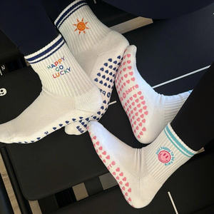 Chaussettes de sport antidérapantes en coton extensible respirant et confortable pour yoga, pilates et fitness, idéales pour l'entraînement en intérieur - Product Image 1