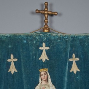 Banderola Procesional Católica Bordada a Mano Personalizada, Virgen María, Terciopelo, con Pin de Seguridad Cosido, Bandera Religiosa Estándar con Cruz - Product Image 2