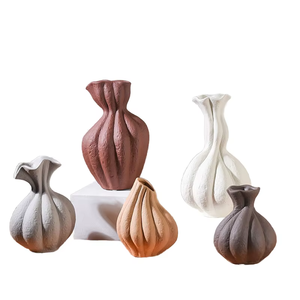 Les vases à fleurs en céramique BOWKNOT peuvent être conservés comme des objets de décoration de collection, ajoutant une touche d'intérêt visuel grâce à la glaçure, à la texture et à la forme. - Product Image 3