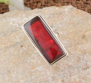 Anillo de Plata de Ley 925 con Diseño Moderno y Cuarzo Rojo, Joyería Elegante Hecha a Mano con Gema Roja para Mujer - Product Image 1