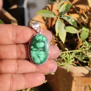 จี้มาลาไคต์ธรรมชาติแท้สำหรับผู้หญิงและผู้ชายสร้อยคอแกะสลักคริสตัลบำบัดสีเขียวเงินแท้จากเยอรมัน - Product Image 2