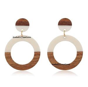 Pendientes bohemios geométricos redondos de madera y resina blanca | Joyería colgante de material mixto ligero hecha a mano, ropa informal - Product Image 5
