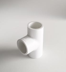 Conector en T de uPVC de alta resistencia para una distribución eficiente del flujo de agua en proyectos de fontanería doméstica y riego a gran escala - Product Image 1