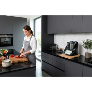 Support en bois de hêtre pour Thermomix TM7, 40,5x25,5 cm, pieds en caoutchouc laqué, poignées fraisées, noir naturel, vente en gros - Product Image 2
