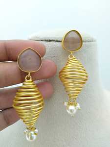 Boucles d'oreilles Aqua Spiral Elegance Orange Drop en laiton avec imitation perle style punk Design personnalisable de haute qualité - Product Image 3