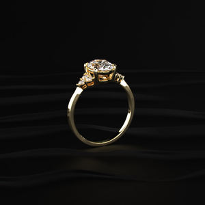 Anillo de Moissanita con Corte Ovalado y Piedras Laterales Redondas, Plata de Ley 925, Oro de 10k, 14k, 18k, Platino, Amarillo, Rosa, Blanco, 2.15 CT - Product Image 4