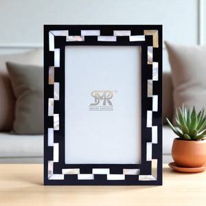 Cadre photo moderne en résine osseuse incrustée, fait à la main, motif nacré, avec options de montage sur table et mural - Product Image 3