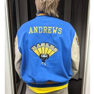 Veste de baseball bleue à capuche ouverte de haute qualité Noms personnalisés et logos brodés en chenille sur le col montant avant - Product Image 2